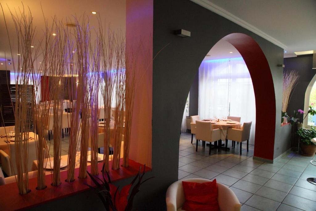 Logis Hotel Restaurant Le Castel Fleuri แซงต์-ฌอง-ออง-รัวยองส์ ภายนอก รูปภาพ